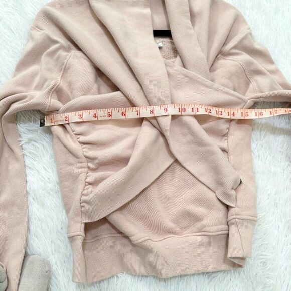 Women Good American Women’s Crossover Sweatshirt in Blush Pink Size 4 - Picture 4 of 7